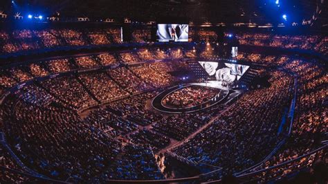 HILLSONG CHURCH .